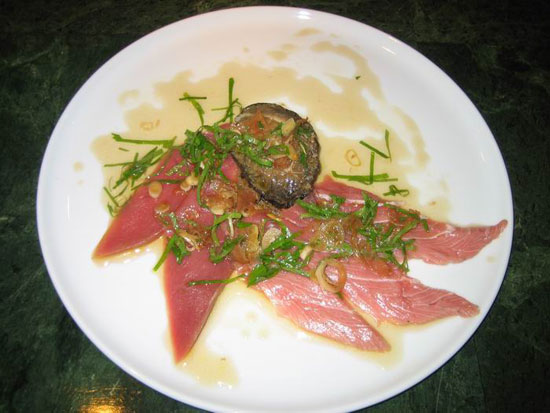 煮アワビ、マグロの赤身、中トロのカルパッチョ。